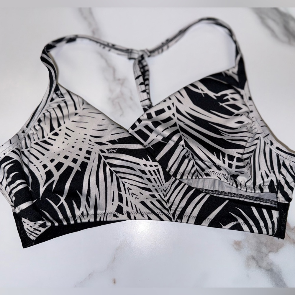 Victoria's Secret (Small) Black & White Leaf Pattern Ultimate Sports Bra